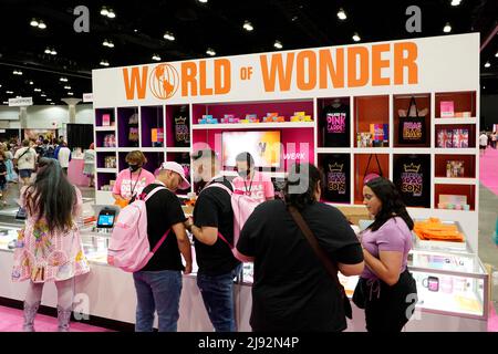 Menschen besuchen den World of Wonder Stand auf der Rupaul DragCon 2022, Tag 1, die am Freitag, den 13. Mai 2022, im LA Convention Center in Los Angeles, Kalifornien, stattfindet. Foto von Jennifer Graylock-Graylock.com 917-519-7666 Stockfoto