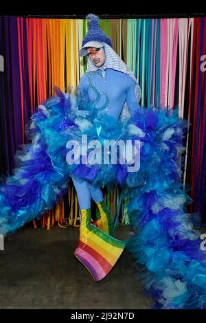 Milch posiert auf der Rupaul DragCon 2022, Tag 1, die am Freitag, 13. Mai 2022, im LA Convention Center in Los Angeles, Kalifornien, stattfand. Foto von Jennifer Graylock-Graylock.com 917-519-7666 Stockfoto