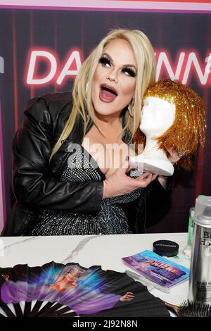 Darienne Lake posiert auf der Rupaul DragCon 2022, Tag 1, im LA Convention Center in Los Angeles, Kalifornien, Freitag, 13. Mai 2022 statt. Foto von Jennifer Graylock-Graylock.com 917-519-7666 Stockfoto