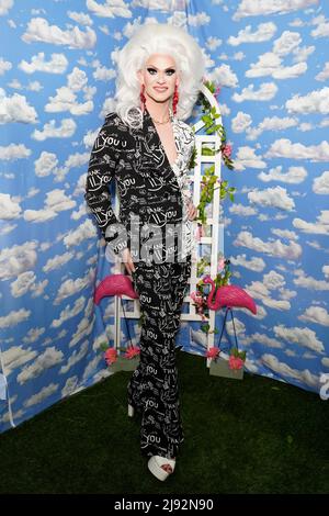 Eine Königin posiert bei der Rupaul DragCon 2022, Tag 1, die am Freitag, den 13. Mai 2022, im LA Convention Center in Los Angeles, Kalifornien, stattfand. Foto von Jennifer Graylock-Graylock.com 917-519-7666 Stockfoto