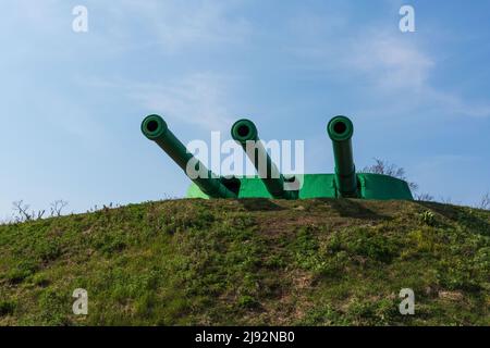 Woroshilov Batterie - Schiffsturm Kanonen auf der russischen Insel. Hochwertige Fotos Stockfoto