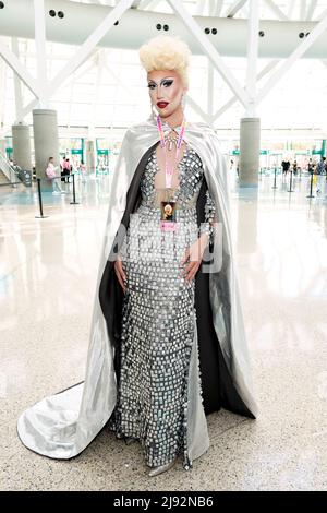 Drag Queen posiert auf der Rupaul DragCon 2022, Tag 1, die am Freitag, den 13. Mai 2022 im LA Convention Center in Los Angeles, Kalifornien, stattfand. Foto von Jennifer Graylock-Graylock.com 917-519-7666 Stockfoto