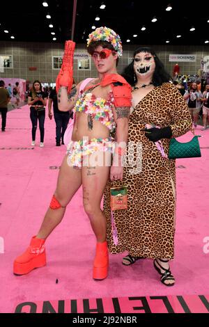 Die Teilnehmer posieren auf der Rupaul DragCon 2022, Day 1, die am Freitag, den 13. Mai 2022, im LA Convention Center in Los Angeles, Kalifornien, stattfindet. Foto von Jennifer Graylock-Graylock.com 917-519-7666 Stockfoto