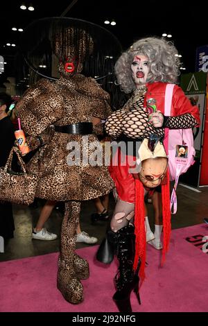 Die Teilnehmer posieren auf der Rupaul DragCon 2022, Day 1, die am Freitag, den 13. Mai 2022, im LA Convention Center in Los Angeles, Kalifornien, stattfindet. Foto von Jennifer Graylock-Graylock.com 917-519-7666 Stockfoto