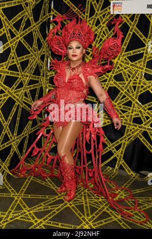 Mokka posiert auf der Rupaul DragCon 2022, Tag 1, die am Freitag, den 13. Mai 2022, im LA Convention Center in Los Angeles, Kalifornien, stattfand. Foto von Jennifer Graylock-Graylock.com 917-519-7666 Stockfoto