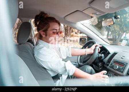 Gutaussehende junge glücklich fahren ein Auto mit der Hand auf dem Hebel Blick auf den Hebel. Hochwertige Fotos Stockfoto