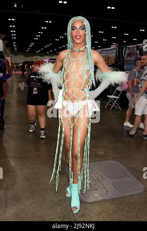 Ein Teilnehmer posiert auf der Rupaul DragCon 2022, Day 1, die am Freitag, den 13. Mai 2022, im LA Convention Center in Los Angeles, Kalifornien, stattfand. Foto von Jennifer Graylock-Graylock.com 917-519-7666 Stockfoto