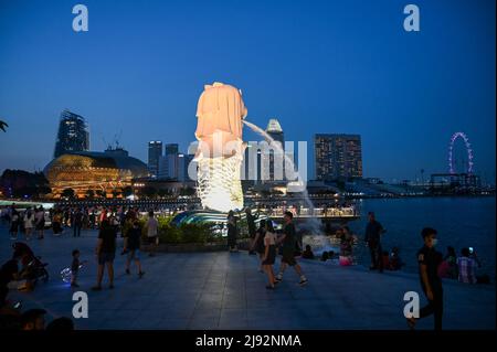 Merlion Park, eine ikonische Statue in Singapur bei Nacht. Merlion ist ein mythisches Wesen mit einem Löwenkopf und dem Körper eines Fisches Stockfoto