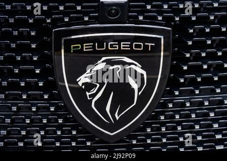 WETZLAR, DEUTSCHLAND 2022-04-23: Nahaufnahme des Peugeot-Logos auf einem Autogrill. Peugeot als Automobilhersteller wurde am 1882 gegründet. Stockfoto