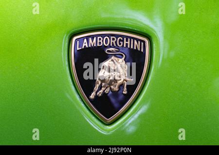 WETZLAR, DEUTSCHLAND 2022-04-23: Nahaufnahme des metallischen Lamborgini-Logos auf dem gezeigten Lamborghini-Auto. Stockfoto