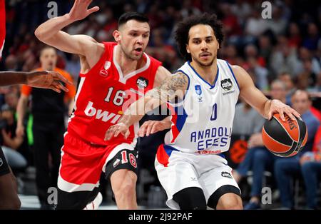 Belgrad, Serbien. 19.. Mai 2022. Shane Larkin (R) von Anadolu Efes steht mit Kostas Papanikolaou von Olympiacos während ihres Halbfinalspiels 4 in Belgrad, Serbien, am 19. Mai 2022 gegenüber. Kredit: Predrag Milosavljevic/Xinhua/Alamy Live Nachrichten Stockfoto