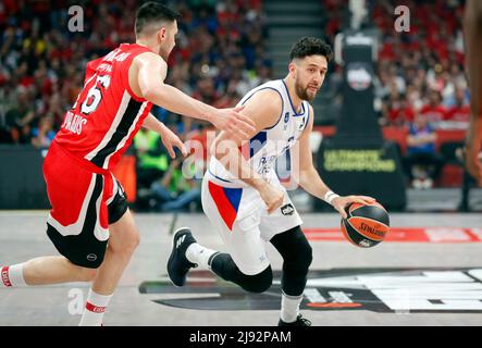 Belgrad, Serbien. 19.. Mai 2022. Anadolu Efes' Vasilije Micic (R) steht am 19. Mai 2022 mit Kostas Papanikolaou von Olympiacos während ihres Halbfinalspiels 4 in Belgrad, Serbien, auf dem Spiel der Euroleague vor. Kredit: Predrag Milosavljevic/Xinhua/Alamy Live Nachrichten Stockfoto