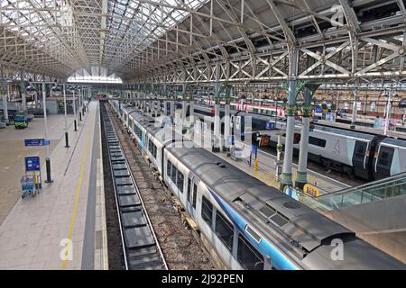 TPE-, Trans-Pennine-Express- und Avant West Coast-Züge am Piccadilly NPR-Bahnhof, öffentliche Verkehrsmittel von Manchester Stockfoto