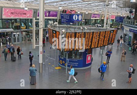 Haupthalle und Wartebereich, Hauptbahnhof Manchester Piccadilly und Metrolink Tram Interchange, Nordwestengland, Großbritannien Stockfoto