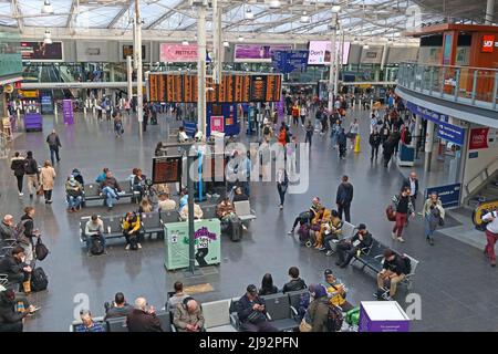 Haupthalle und Wartebereich, Hauptbahnhof Manchester Piccadilly und Metrolink Tram Interchange, Nordwestengland, Großbritannien Stockfoto