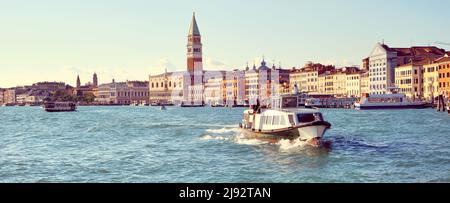 Italien, Venedig, Panoramabild von Riva degli Schiavoni, der Promenade von Venedig, mit Passagierschiffen. Banner der Skyline der Stadt mit dem Dogenpalast und dem Markusplatz Stockfoto