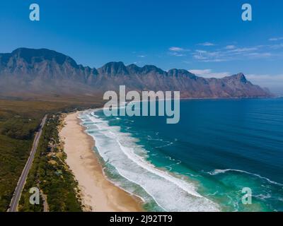 Kogelbay Beach Western Cape Südafrika, Kogelbay Rugged Coast Line mit spektakulären Bergen. Gartenroute, Drohnenansicht auf der Straße und am Strand Stockfoto