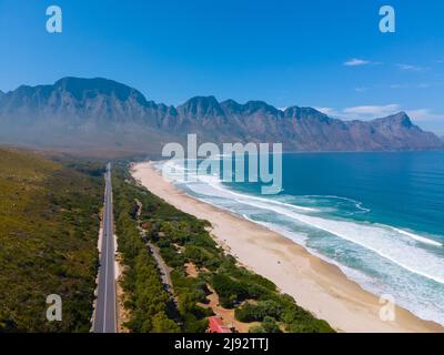 Kogelbay Beach Western Cape Südafrika, Kogelbay Rugged Coast Line mit spektakulären Bergen. Gartenroute, Drohnenansicht auf der Straße und am Strand Stockfoto