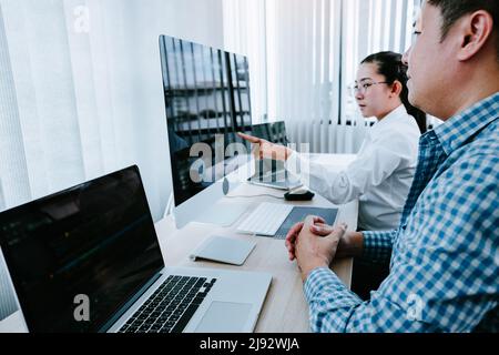 Zwei Partnerschaften entwickeln Programmierungs- und Codierungstechnologien, arbeiten am Laptop und analysieren gemeinsam. Stockfoto