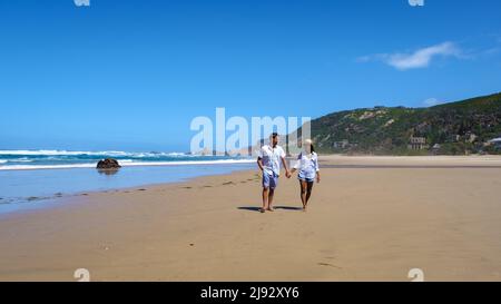 Ein Panoramablick auf die Lagune von Knysna, Südafrika. Strand in Knysna, Westkap, Südafrika. Paar Mann und Frau auf einem Ausflug an der Gartenroute Stockfoto