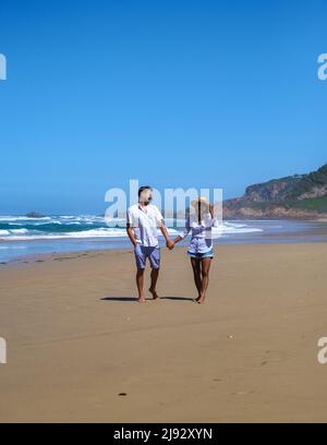 Ein Panoramablick auf die Lagune von Knysna, Südafrika. Strand in Knysna, Westkap, Südafrika. Paar Mann und Frau auf einem Ausflug an der Gartenroute Stockfoto