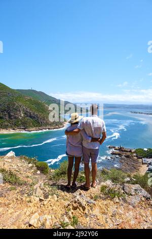 Ein Panoramablick auf die Lagune von Knysna, Südafrika. Strand in Knysna, Westkap, Südafrika. Paar Mann und Frau auf einem Ausflug an der Gartenroute Stockfoto