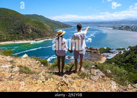 Ein Panoramablick auf die Lagune von Knysna, Südafrika. Strand in Knysna, Westkap, Südafrika. Paar Mann und Frau auf einem Ausflug an der Gartenroute Stockfoto