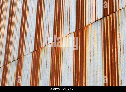 Verrostete Fassade aus Wellblech Stockfoto