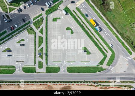Leerer Parkplatz im Freien oder Parkplatz in Stadtlandschaft. Luftaufnahme von der fliegenden Drohne. Stockfoto