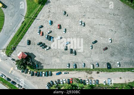 Luftaufnahme eines großen, fast leeren Parkplatzes am sonnigen Sommertag Stockfoto