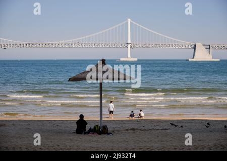 Gwangalli Beach und Diamond Bridge in Busan Südkorea am 4. Mai 2022 Stockfoto