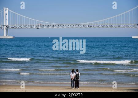 Gwangalli Beach und Diamond Bridge in Busan Südkorea am 4. Mai 2022 Stockfoto