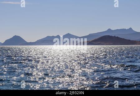 Blaues Meer, das in der Sonne funkelt. Schöne Küste mit Inseln, Bergen und Yachten. Sommerferien Konzept Stockfoto