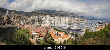 Monaco - 19. April 2022: Panorama mit der Stadt und dem Hafen von Monaco während eines sonnigen Frühlingstages mit dem Bau der Rennstrecke von F1 im Gange. Stockfoto