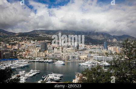 Monaco - 19. April 2022: Überblick über die Stadt und den Hafen von Monaco an einem sonnigen Frühlingstag. Stockfoto