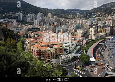 Monaco - 19. April 2022: Überblick über die Stadt und den Hafen von Monaco an einem sonnigen Frühlingstag mit dem Bau der Rennstrecke von F1. Stockfoto