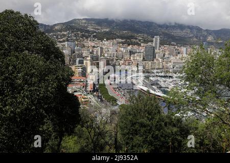 Monaco - 19. April 2022: Überblick über die Stadt und den Hafen von Monaco an einem sonnigen Frühlingstag mit dem Bau der Rennstrecke von F1. Stockfoto