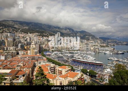 Monaco - 19. April 2022: Überblick über die Stadt und den Hafen von Monaco an einem sonnigen Frühlingstag mit dem Bau der Rennstrecke von F1. Stockfoto