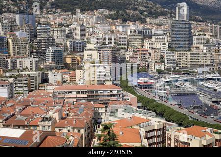 Monaco - 19. April 2022: Überblick über die Stadt und den Hafen von Monaco an einem sonnigen Frühlingstag mit dem Bau der Rennstrecke von F1. Stockfoto