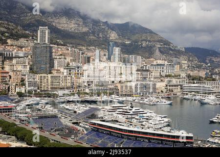 Monaco - 19. April 2022: Überblick über die Stadt und den Hafen von Monaco an einem sonnigen Frühlingstag mit dem Bau der Rennstrecke von F1. Stockfoto