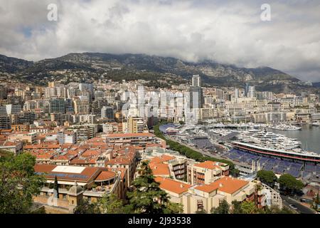 Monaco - 19. April 2022: Überblick über die Stadt und den Hafen von Monaco an einem sonnigen Frühlingstag mit dem Bau der Rennstrecke von F1. Stockfoto