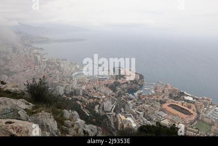 Monaco - 19. April 2022: Überblick über die Stadt und den Hafen von Monaco an einem bewölkten Frühlingstag. Stockfoto