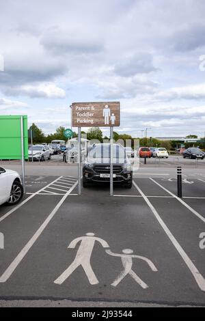 Parent und Kleinkind Parkplatz Schild am Morrisons Supermarkt Starbeck Store Parkplatz und Symbol auf dem Boden auf dem Parkplatz gemalt Stockfoto