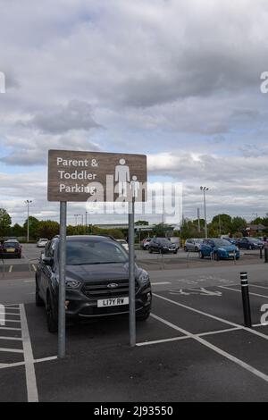 Parent und Kleinkind Parkplatz Schild am Morrisons Supermarkt Starbeck Store Parkplatz Stockfoto