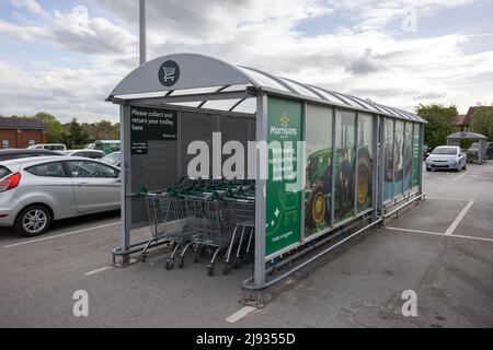 Einkaufswagen in der Bucht am Morrisons Supermarkt Starbeck auf dem Parkplatz Stockfoto