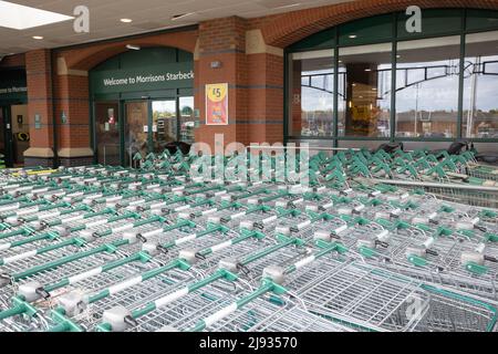 Supermarkt-Einkaufswagen am Morrisons Supermarkt Starbeck Ladeneingang Stockfoto