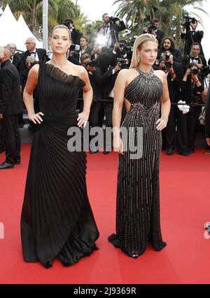 Cannes, Frankreich. 18.. Mai 2022. Lady Amelia Spencer und Lady Eliza Spencer nehmen an der Vorführung von „Top Gun: Maverick“ während des jährlichen Filmfestivals in Cannes 75. im Palais des Festivals am 18. Mai 2022 in Cannes, Frankreich, Teil. Foto: DGP/imageSPACE Kredit: Imagespace/Alamy Live News Stockfoto