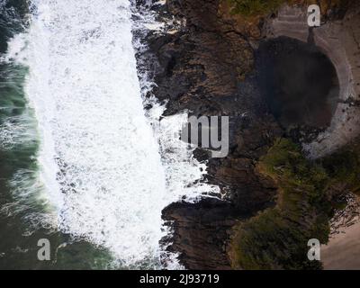 Schießen von einer Drohne. Felsige Küste des Ozeans, des Meeres, des Flusses und des Waldes. Leichtes Wasser. Schöne Landschaft, wilde Natur. Es gibt keine Menschen in der phot Stockfoto