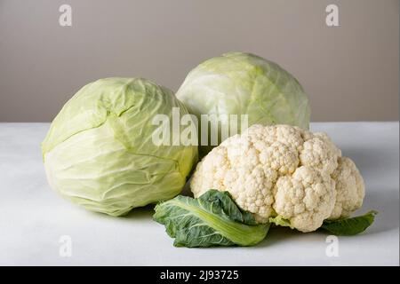 Zwei Köpfe Weißkohl und ein Kopf Blumenkohl Stockfoto