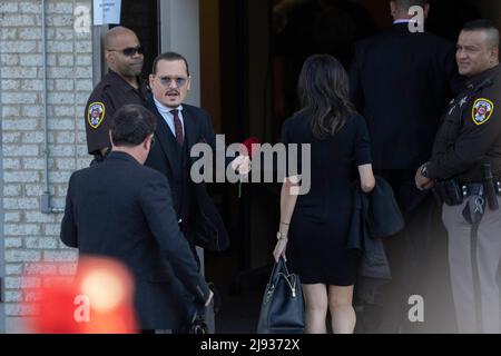 Fairfax, VA, USA am 17. Mai 2022 trifft der Schauspieler Johnny Depp am 17. Mai 2022 wegen seines Anti-Diffamierungsverfahrens im Fairfax County Courthouse in Fairfax, VA, USA, ein. Foto von Chris Kleponis/CNP/ABACAPRESS.COM Stockfoto